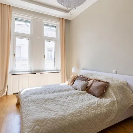 Designer Luxury In The Jewish Quarter Lejlighed