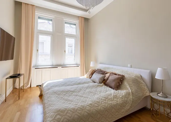 Designer Luxury In The Jewish Quarter Apartament